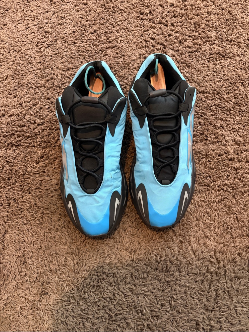 Yeezy 700 mnvn bright cyan